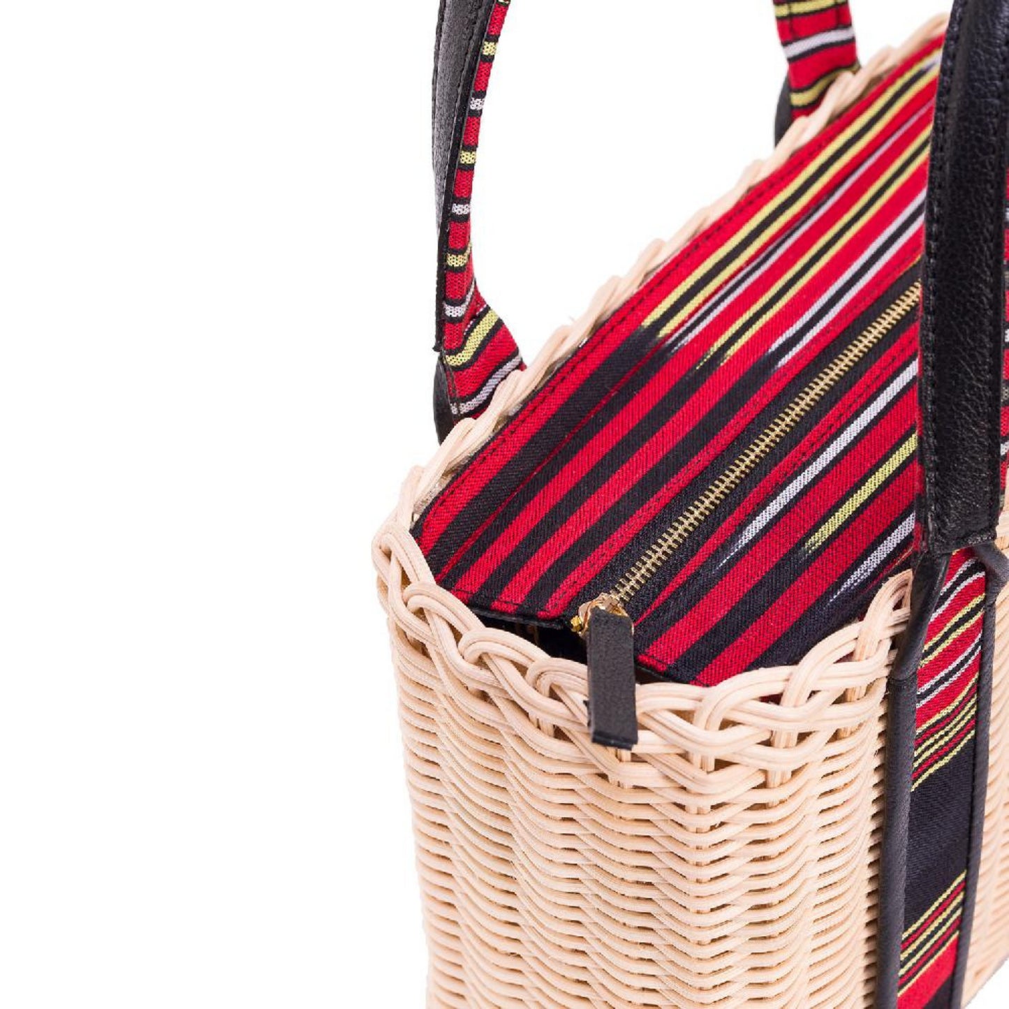 Closer look to Purki. Black and red striped pattern is used on the zipper part.